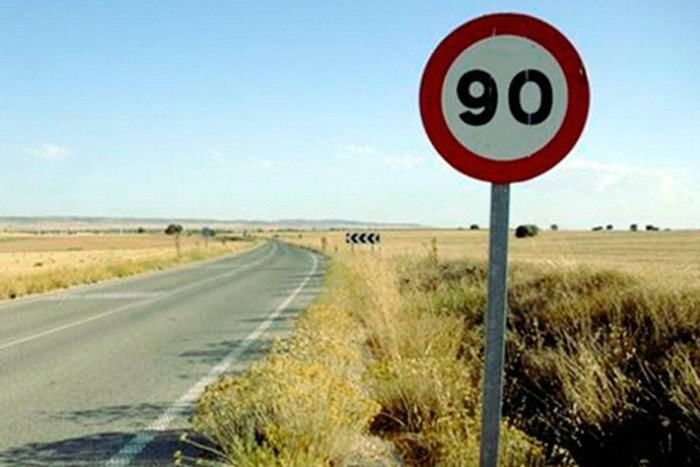 Carretera convencional con límite de velocidad