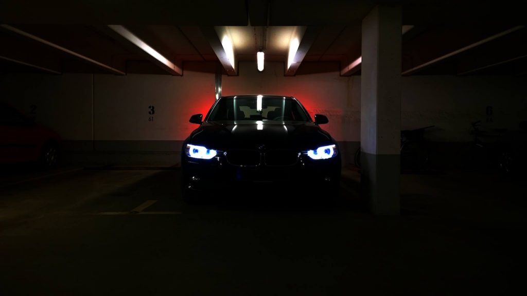 Coche con las luces delanteras encendidas